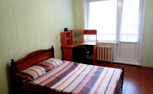 ニジネカムスクにあるАпартаменты на Тукая 32のベッドルーム1室(ベッド1台、デスク、窓付)