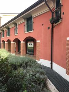 カヴァイオーン・ヴェロネーゼにあるResidenza le Torriの窓とバルコニー付きの赤い建物