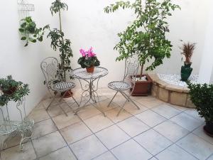 A garden outside La Dimora di Clary