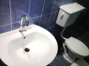 A bathroom at Kundayo Serviced Apartments Lodge