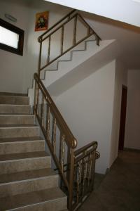 eine Treppe in einem Haus in der Unterkunft Aseva House Family Hotel in Bansko