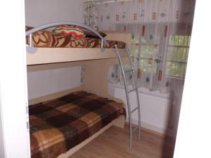 ヘルマゴルにあるFewo-Lenzの小さな客室で、二段ベッド1組、はしごが備わります。