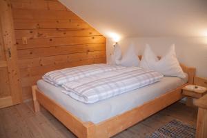 Postel nebo postele na pokoji v ubytování Chalet an der Traun