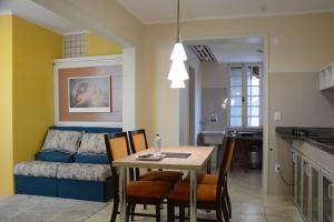 una cucina e una sala da pranzo con tavolo e letto di Apartamento Kami a Porto Alegre