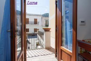 vistas desde la puerta de un balcón en Casa Sole e Luna, en Canneto 16 fotos más