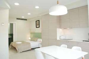 バレンシアにあるPuerta de Serranosの白い部屋(ベッド1台、テーブル、椅子付)