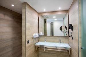 Ванная комната в Mar Hotels Playa de Muro Suites