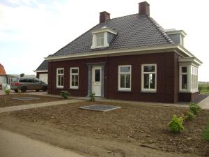 una pequeña casa marrón con en B&B Hanenberg, en Ooien