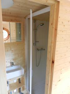 ブイヨンにあるB&B Le 'Ti 'Bou de Refugeのバスルーム(シャワー、シンク付) +37枚の写真