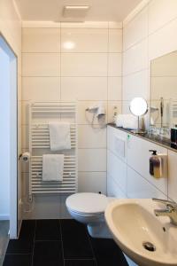 La salle de bains est pourvue de toilettes et d'un lavabo. dans l'établissement Hotel Stay, à Essen