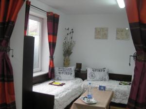 1 dormitorio con 2 camas, mesa y espejo en Apartment Shesti Uchastak en Gabrovo