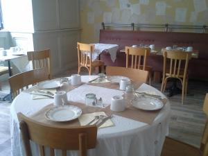 a table with plates and utensils on top of it at La Quincaillerie in Audierne