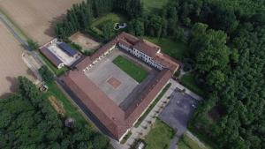Agriturismo Cascina Farisengo في Stagno Lombardo: اطلالة علوية على مبنى كبير به ساحة