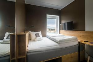 Кровать или кровати в номере Smarthotel Hammerfest
