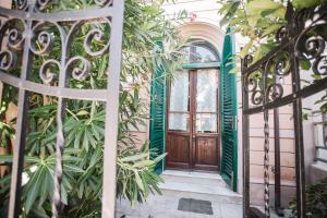 una entrada a una casa con una puerta y plantas en La Casetta Di Filippo E Chiara, en Pisa