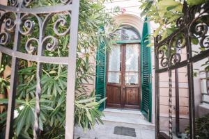un ingresso a una casa con porta e piante di La Casetta Di Filippo E Chiara a Pisa