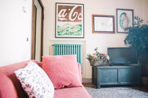 een woonkamer met een bank en een televisie bij La Casetta Di Filippo E Chiara in Pisa