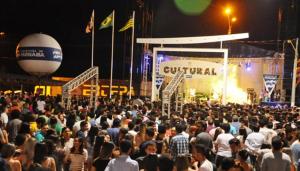 a large crowd of people standing in front of a concert at Pousada Beira Rio Parnaíba in Parnaíba