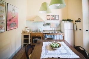 Een keuken of kitchenette bij La Casetta Di Filippo E Chiara