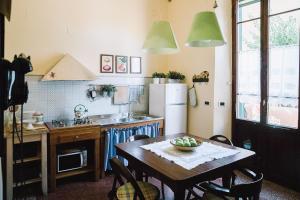 una cocina con una mesa con un bol de fruta. en La Casetta Di Filippo E Chiara, en Pisa