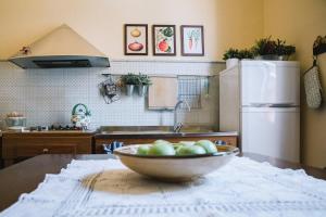 Een keuken of kitchenette bij La Casetta Di Filippo E Chiara