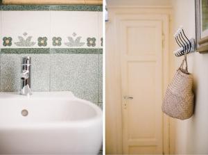 twee foto's van een badkamer met een wastafel en een deur bij La Casetta Di Filippo E Chiara in Pisa +32 foto's