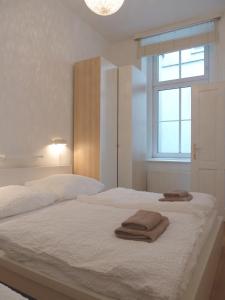 ウィーンにあるSobieski District-1 Ring Apartmentsの白いベッドルーム(ベッド2台、窓付)