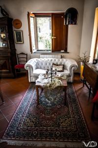 カストロヴィッラリにあるPodere di Vignanticaのリビングルーム(ソファ、コーヒーテーブル付)