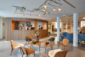 eine Lobby mit Stühlen und einem Empfangsbereich in der Unterkunft Hygge Hotel in Brüssel