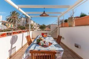 a table on the balcony of a house at La Casa di Romi in Marina di Ragusa