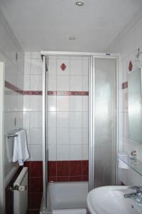 ein Bad mit einer Dusche und einem Waschbecken in der Unterkunft Boutique Hotel Villa Stockum in Düsseldorf
