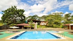 una piscina frente a una casa en Hosteria Kindi Wasi, en Puyo