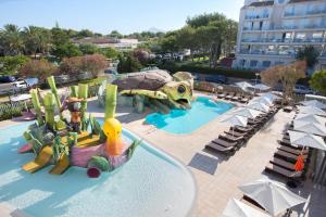 una piscina en un complejo con un parque acuático en Mar Hotels Playa de Muro Suites, en Playa de Muro