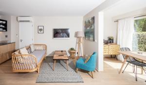 un salon avec un canapé et une table dans l'établissement Studios 10 & 11 BY HOTEL DES LICES, à Saint-Tropez