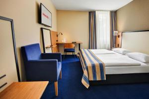 Postel nebo postele na pokoji v ubytování IntercityHotel Celle