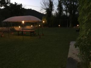 una mesa de ping pong en un patio por la noche en Villa Oracola, en Rieti