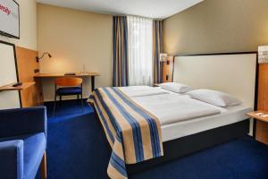 Postel nebo postele na pokoji v ubytování IntercityHotel Celle