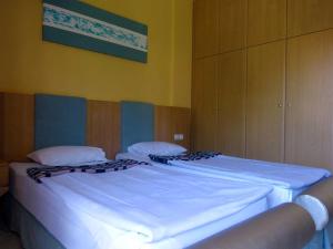 A bed or beds in a room at Villa Maria Apartments