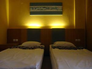 A bed or beds in a room at Villa Maria Apartments