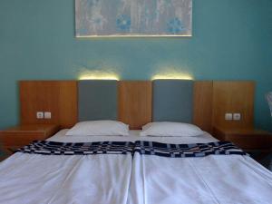 A bed or beds in a room at Villa Maria Apartments
