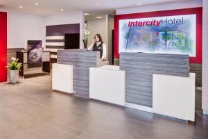 TV a/nebo společenská místnost v ubytování IntercityHotel Celle