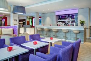 The lounge or bar area at IntercityHotel Celle