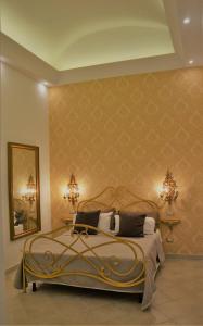 ナポリにあるDomus Sanfelice Suiteのベッドルーム1室(大型ベッド1台付)