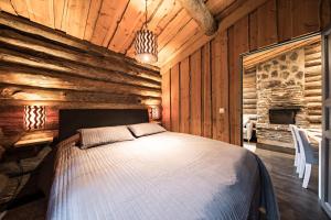 1 dormitorio con 1 cama en una cabaña de madera en UnelmaKelo en Ruka