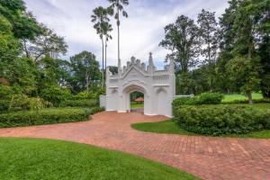 una entrada a un edificio blanco en un parque en Adina Serviced Apartments Singapore Orchard en Singapur