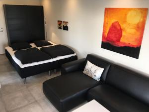 sala de estar con sofá y cama en Elisesminde, en Vejle