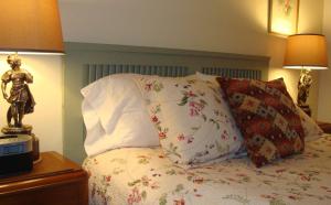 เตียงในห้องที่ Jingle Bells Square Cottage-Historic District-Bright- Fireplace