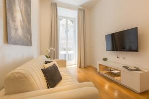 Televiisor ja/või meelelahutuskeskus majutusasutuses Amazing Piazza Venezia Suites