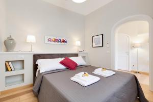 A bed or beds in a room at Rome as you feel - Grotta Pinta apartments