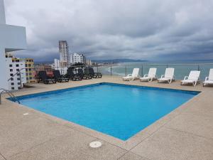 a swimming pool on the roof of a building at Makana Suite 6-11 in Tonsupa